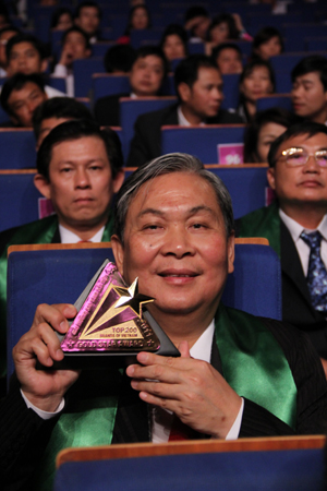 Chủ tịch HĐQT Công ty CP BĐS An Thịnh Vũ Duy Bổng  với giải thưởng Sao vàng đất Việt năm 2011.